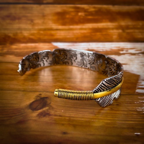羽根がくるりと巻き付くブレスレット(バングル) ブレスレット オモロ
