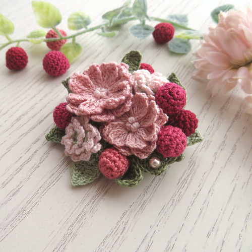 レース編み 野の花とベリーのブローチ ブローチ 花てまり 通販