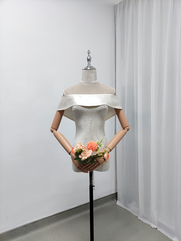 送料無料！取り外しオフショルダー アイボリー くるみボタン 光沢  