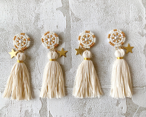 ビーズ刺繍タッセル／星モチーフイヤリング(オフホワイト) イヤリング 