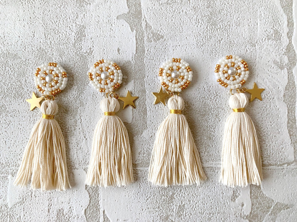 ビーズ刺繍タッセル／星モチーフイヤリング(オフホワイト) イヤリング