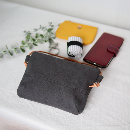 倉敷帆布×栃木レザーのポシェット チャコールグレー スマホ