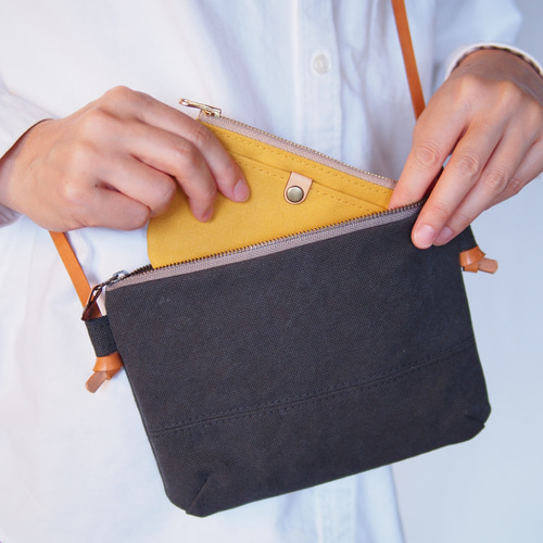 倉敷帆布×栃木レザーのポシェット チャコールグレー スマホ