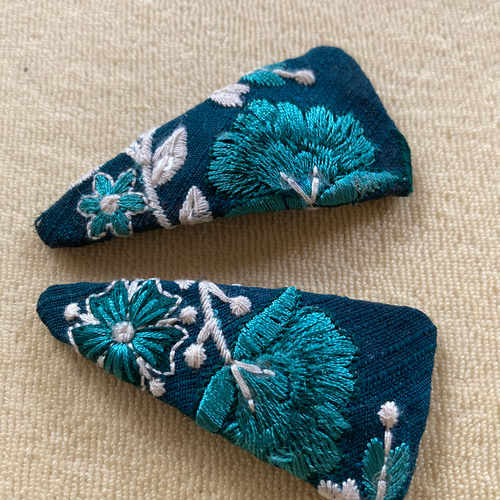 インド刺繍リボン 大人かわいい 7cm 三角パッチンピン 2点 ヘアピン