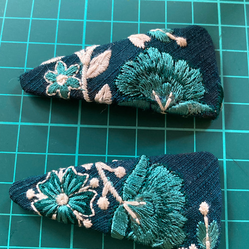 インド刺繍リボン 大人かわいい 7cm 三角パッチンピン 2点 ヘアピン