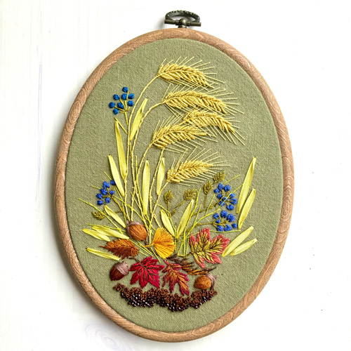 受注製作】Autumn leaves ぷっくりドングリ 手刺繍タペストリー