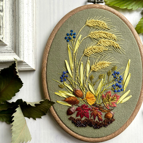 受注製作】Autumn leaves ぷっくりドングリ 手刺繍タペストリー