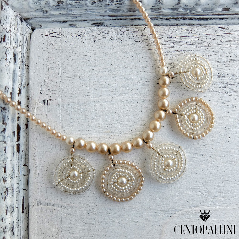 普段使いもできるフォーマルアクセサリー、ちょっとしたお洒落やパーティーにも使えるショートパールネックレス