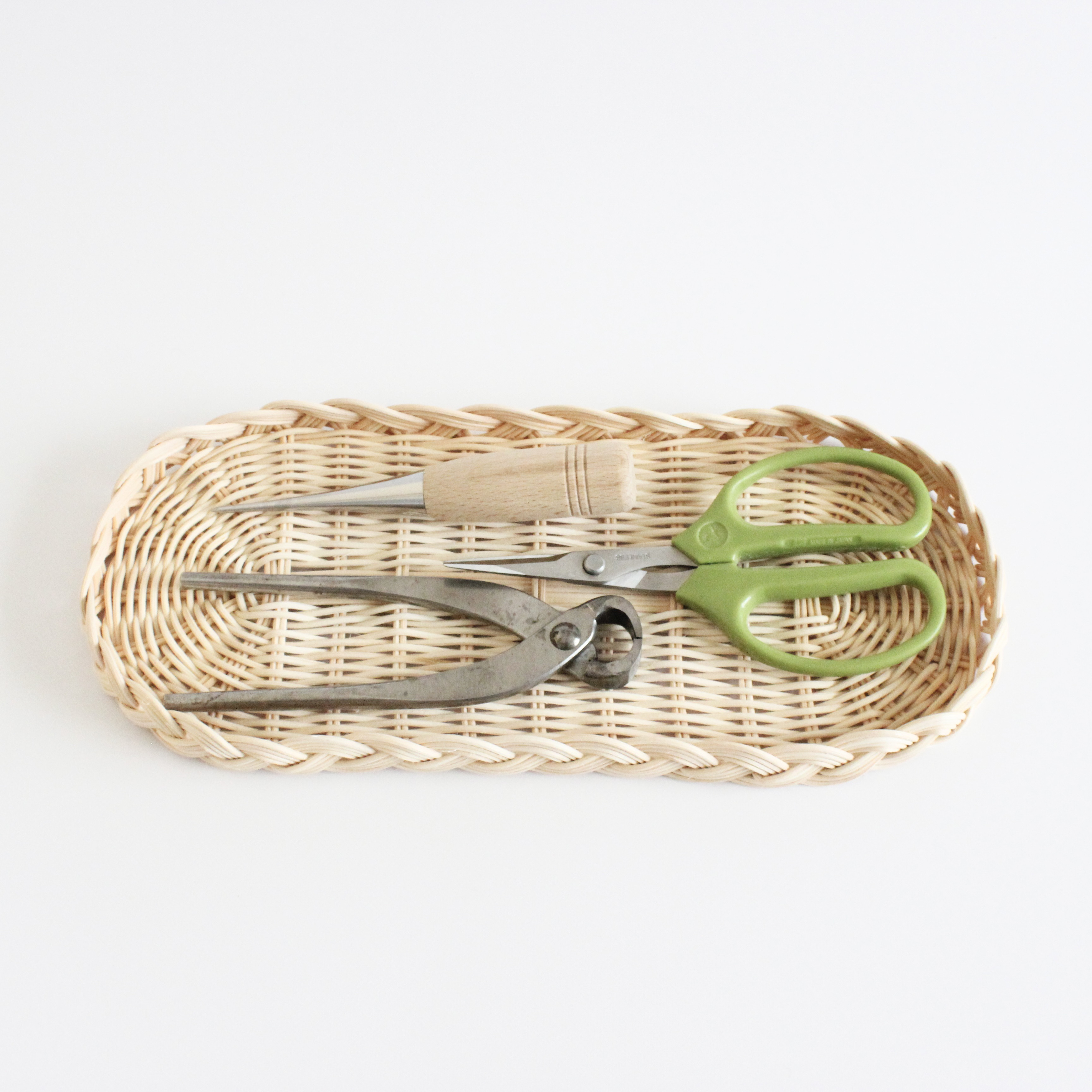 ラタン編みのオーバルトレイ 4色から選べる♪　カトラリーやカフェトレイとして、ハンドメイド道具の収納トレイにオススメです