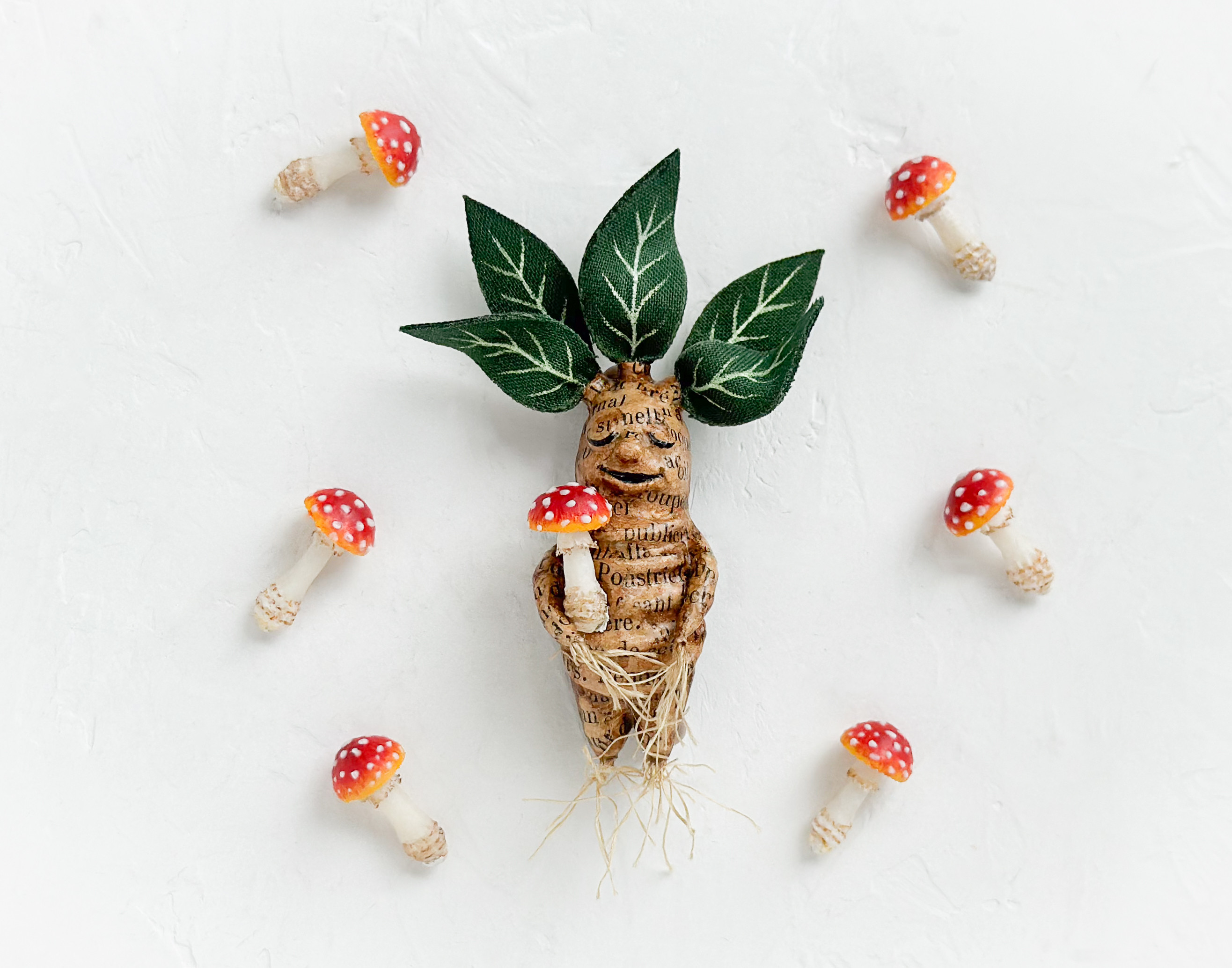 キノコをかかえたマンドレイクのブローチ