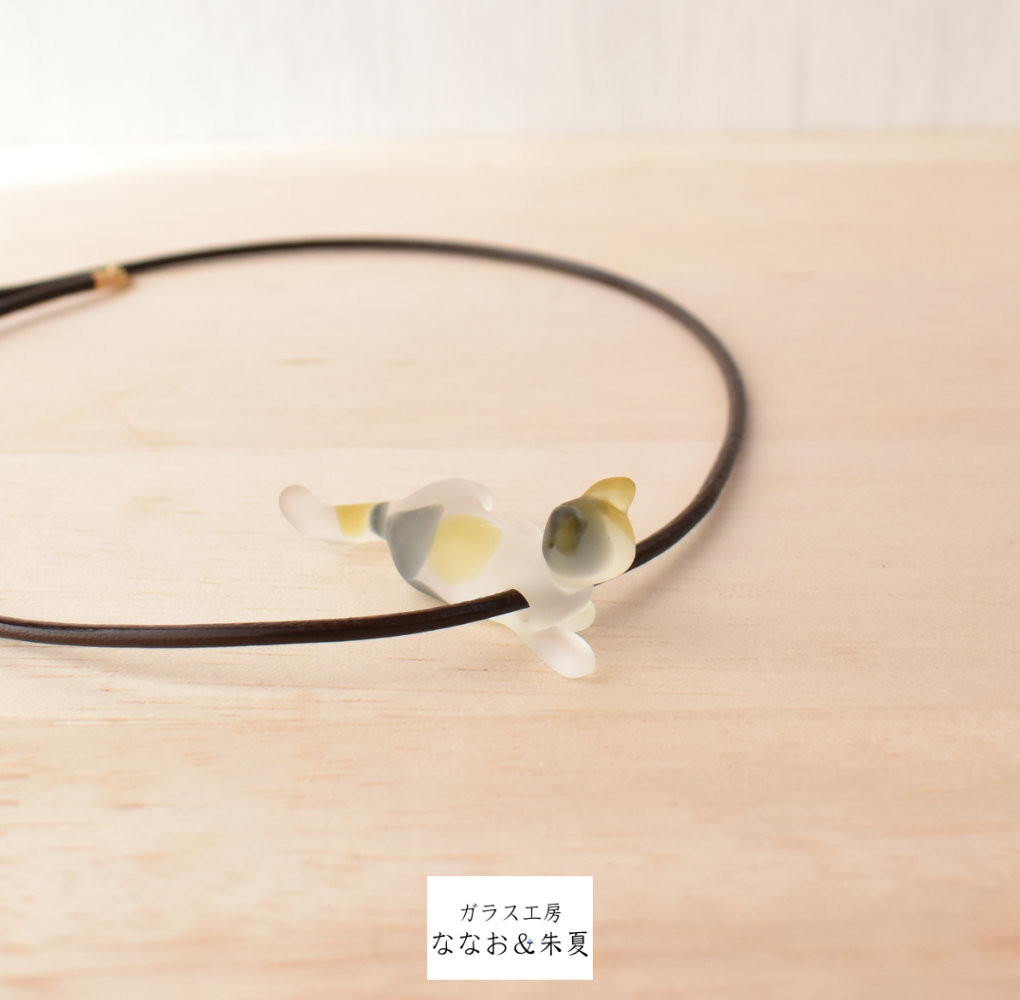 くつろぎ猫 とんぼ玉ペンダント　三毛　艶消し