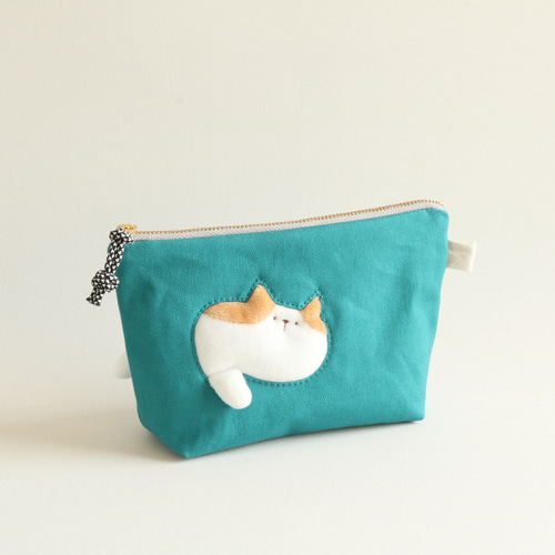 ポーチを通り抜けようとする猫のポーチ (茶白ハチワレ猫×ターコイズ