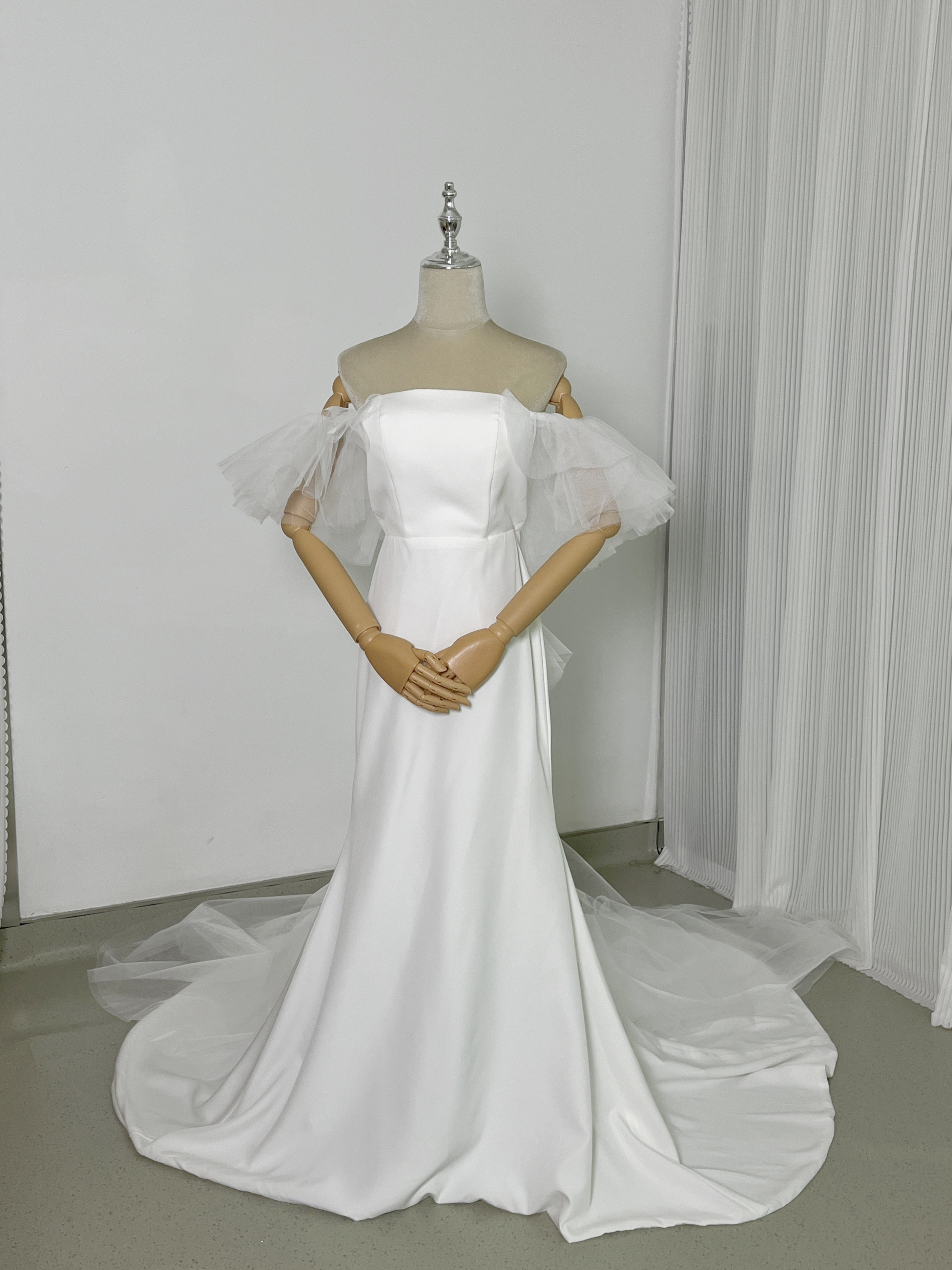 送料無料！ウエディングドレス オフショルダー  華やかなトレーン クレープ生地 花嫁 デザイン感