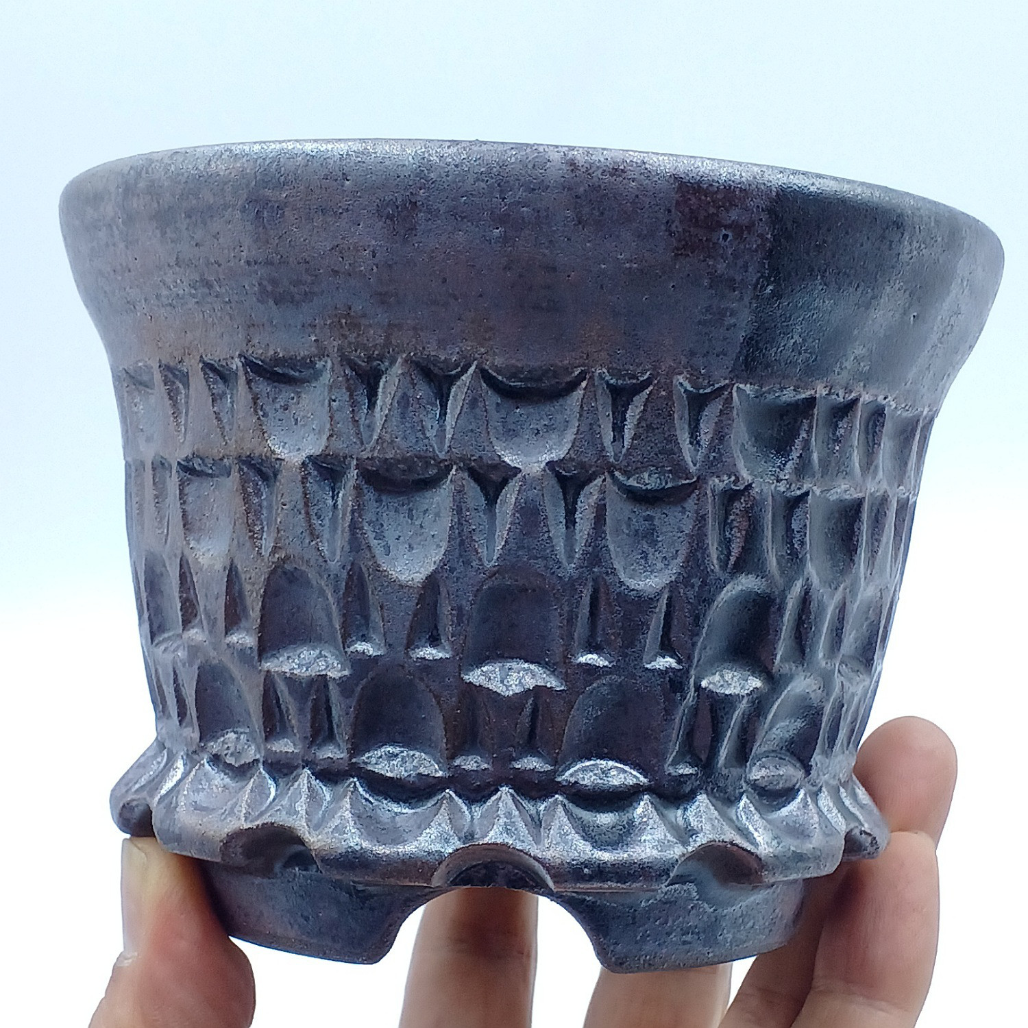 4号　BsLab の植木鉢 B-7 (炭化焼成・窯変・鉄釉・彫文・金属光沢)