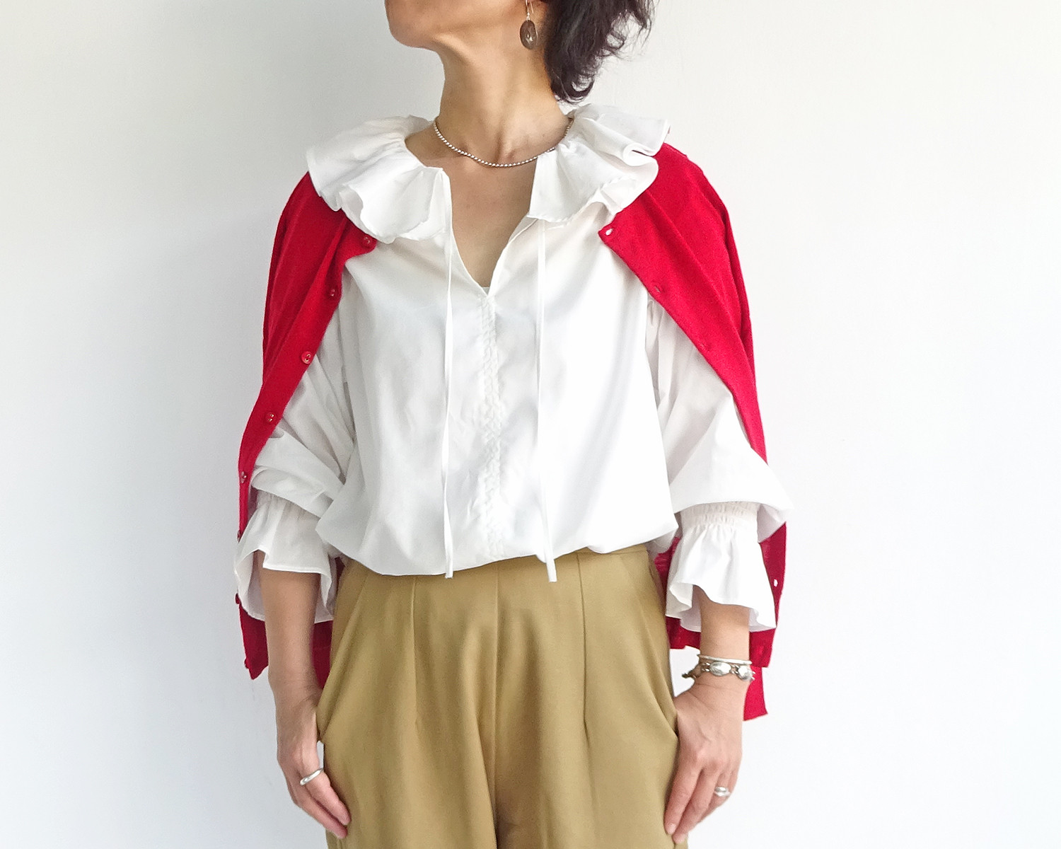 「ワケありな逸品A-17」ダブルラッフルカラーブラウス（オフホワイト）