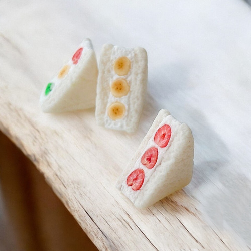 ミニチュア】食べちゃいそうな フルーツサンド キーホルダー【フェイク