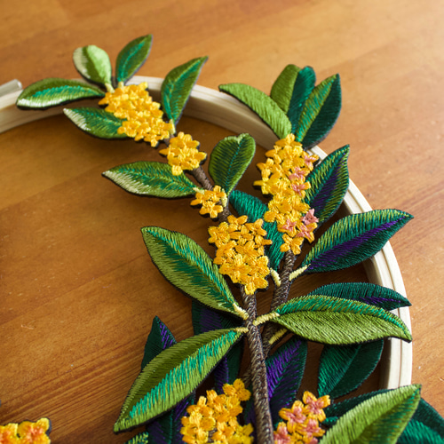 秋めく金木犀の刺繍リース リース Ami 通販 18172552｜Creema(クリーマ)