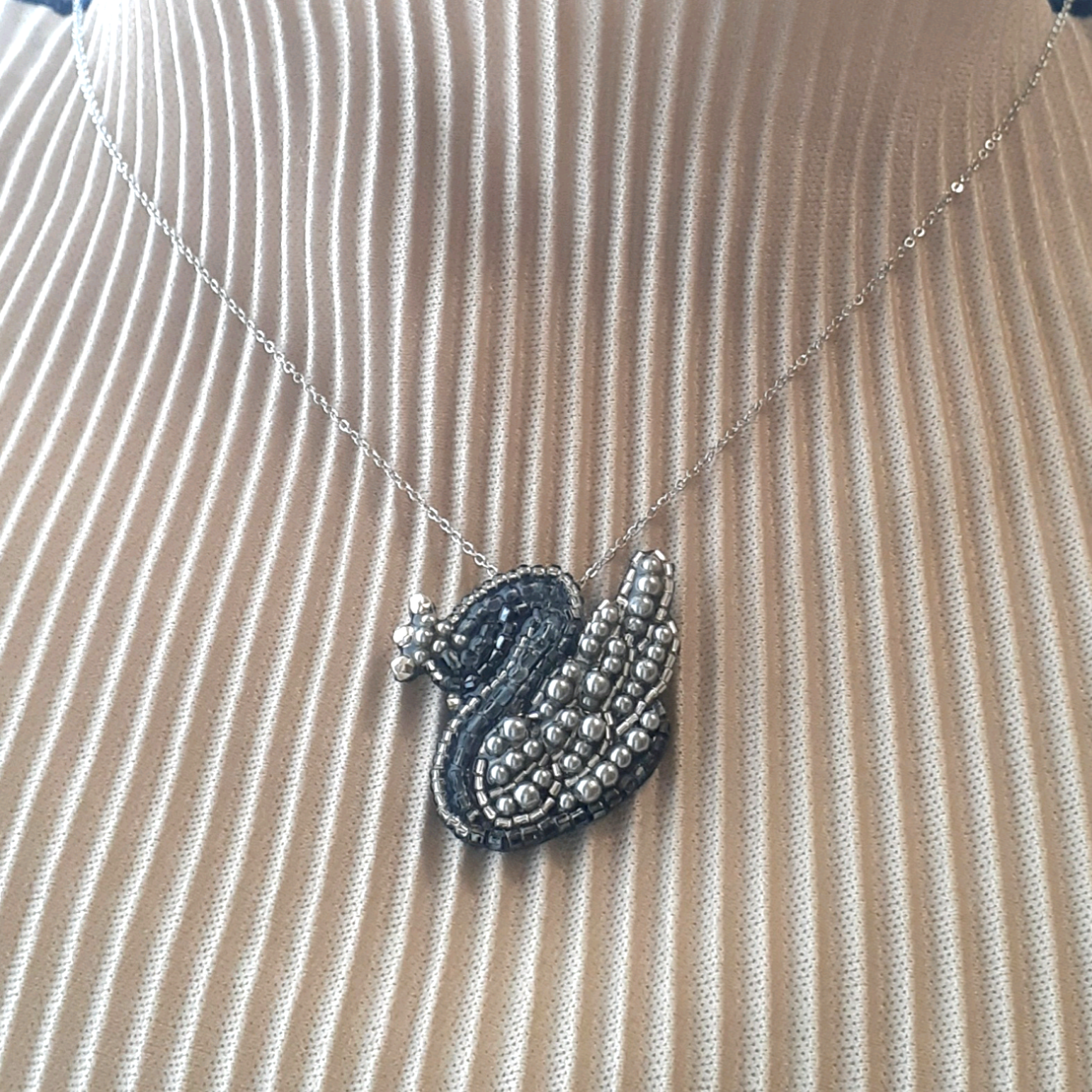 <受注>『白鳥の湖』オディール姫(黒鳥)のペンダントトップ＊オートクチュールビーズ刺繍