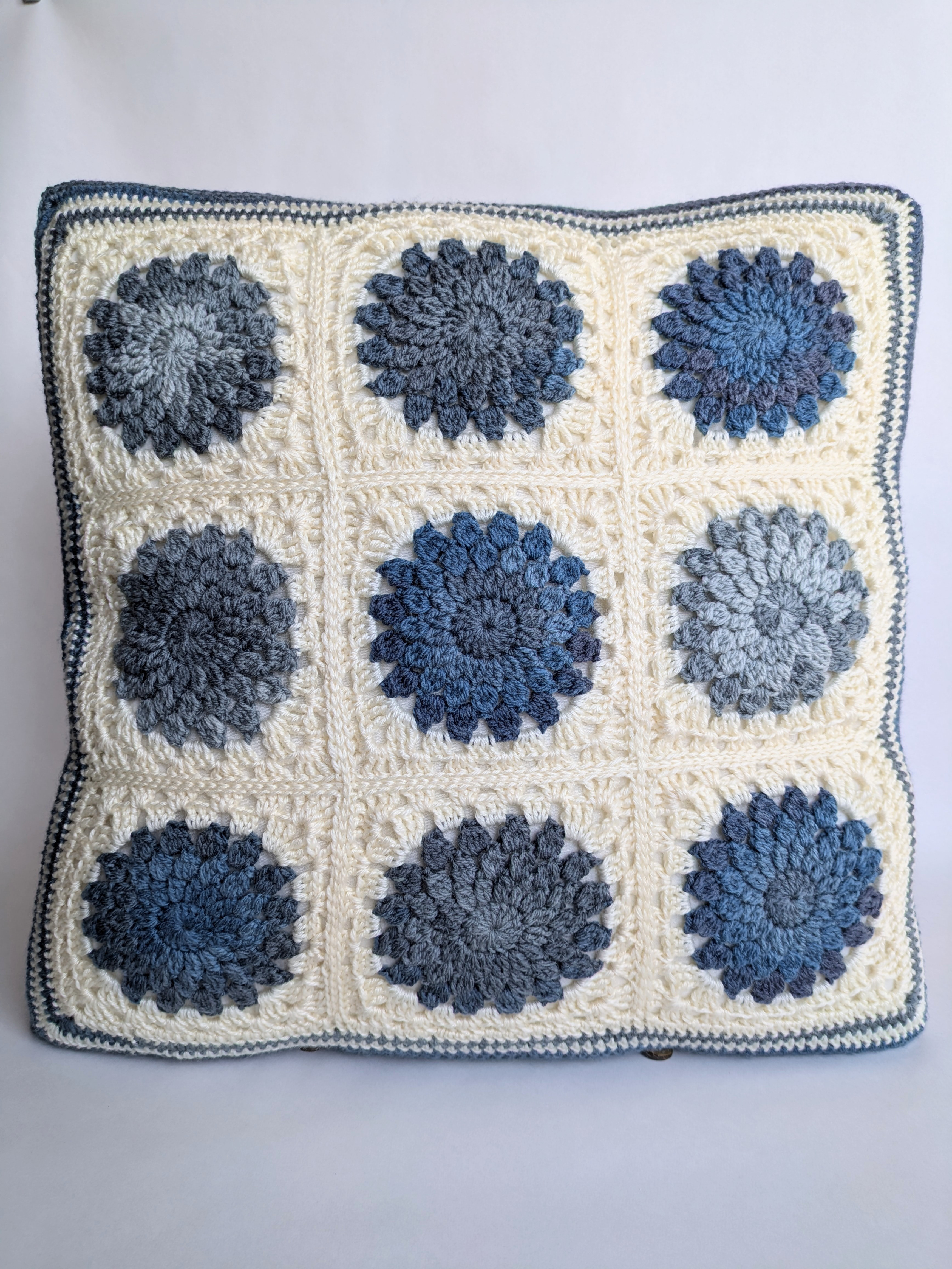 ＊青色グラデーション＊　グラニースクエアのクッションカバー