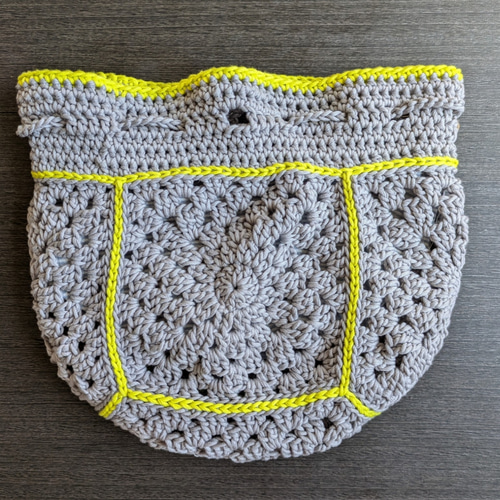 ショルダーにも手提げにも＊ グラニースクエアの巾着バッグ 〜グレー