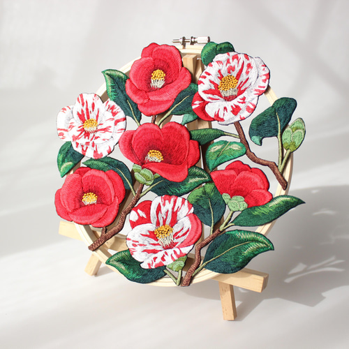 くらしを楽しむアイテム 紅白椿の刺繍リース リース Ami 通販 18172993｜Creema(クリーマ) フラワー・リース