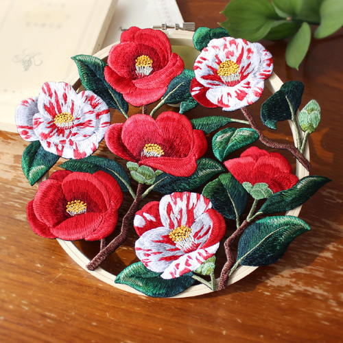 紅白椿の刺繍リース リース Ami 通販 18172993|Creema(クリーマ) 紅白椿の刺繍リース リース Ami 通販 18172993|Creema(クリーマ)
