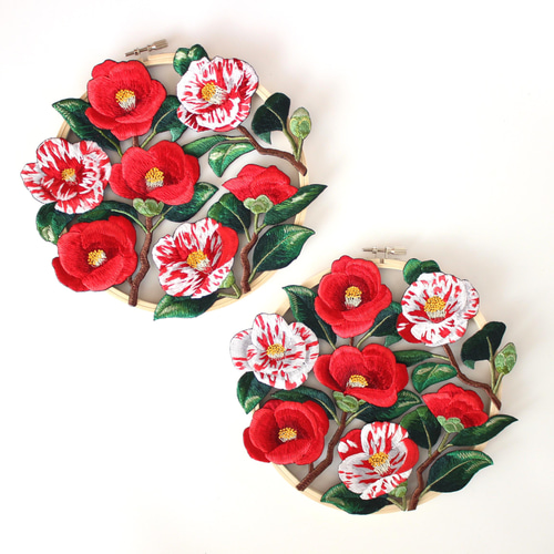 紅白椿の刺繍リース リース Ami 通販 18172993|Creema(クリーマ) 紅白椿の刺繍リース リース Ami 通販 18172993|Creema(クリーマ)