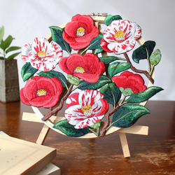 紅白椿の刺繍リース リース Ami 通販 18172993|Creema(クリーマ) 紅白椿の刺繍リース リース Ami 通販 18172993|Creema(クリーマ)