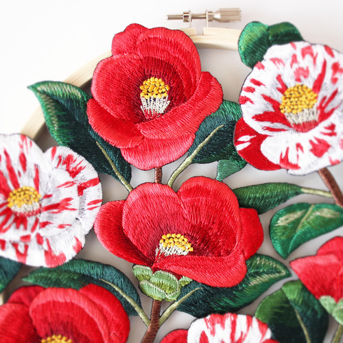 紅白椿の刺繍リース リース Ami 通販 18172993|Creema(クリーマ) 紅白椿の刺繍リース リース Ami 通販 18172993|Creema(クリーマ)