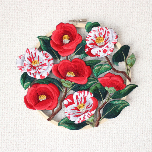 紅白椿の刺繍リース リース Ami 通販 18172993|Creema(クリーマ) 紅白椿の刺繍リース リース Ami 通販 18172993|Creema(クリーマ)