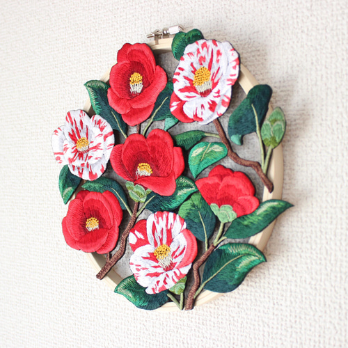 紅白椿の刺繍リース リース Ami 通販 18172993｜Creema(クリーマ)
