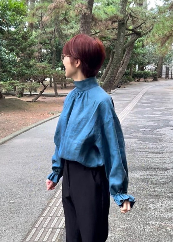 フォーマルにも！パールボタンが美しいハイ・スタンドカラーブラウス＊アンティーク・ブルー