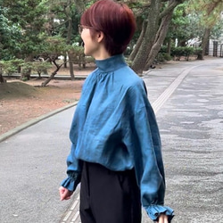 フォーマルにも！パールボタンが美しいハイ・スタンドカラーブラウス