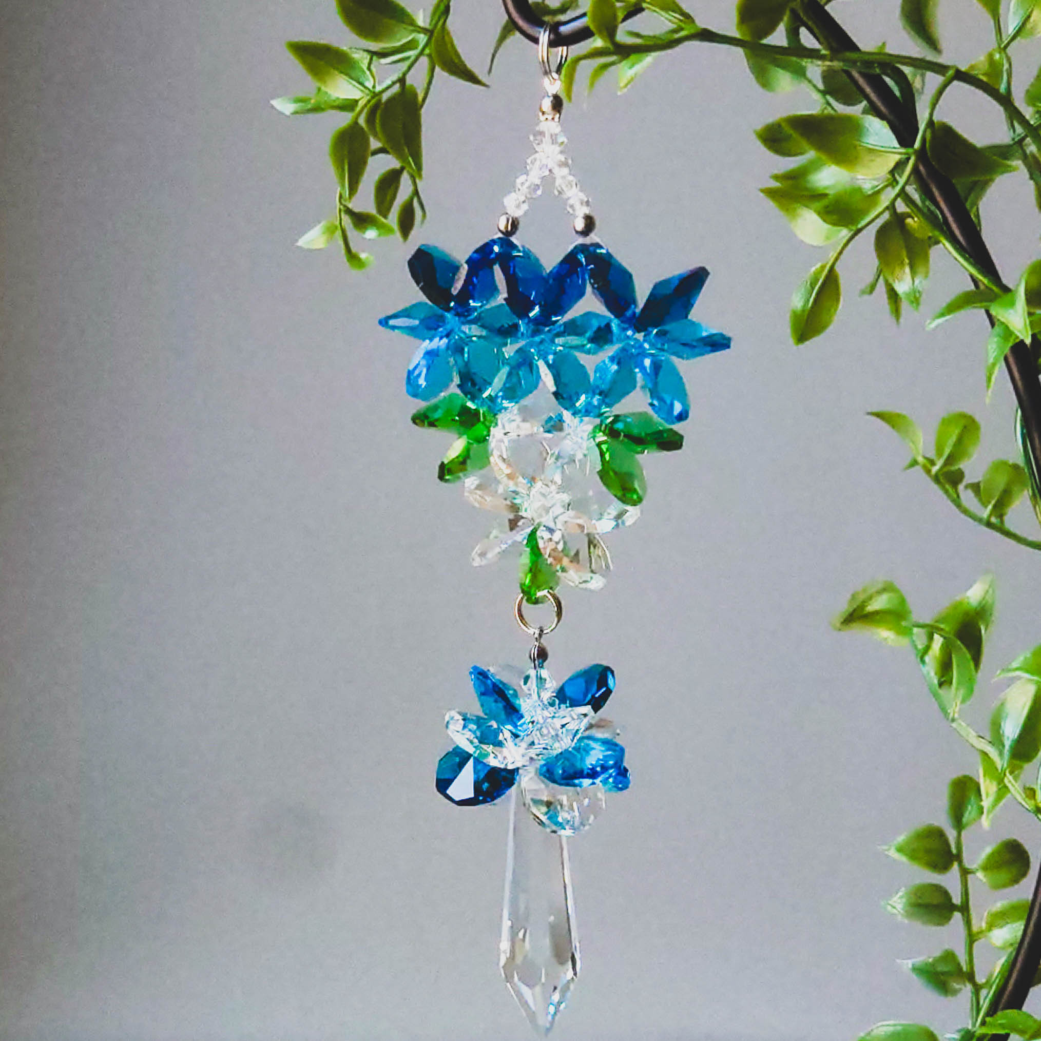 SN24G1011-03 華やかな逆三角形と細長いペンデュラムのサンキャッチャー◆高品質クリスタルガラス◆ブルー◆