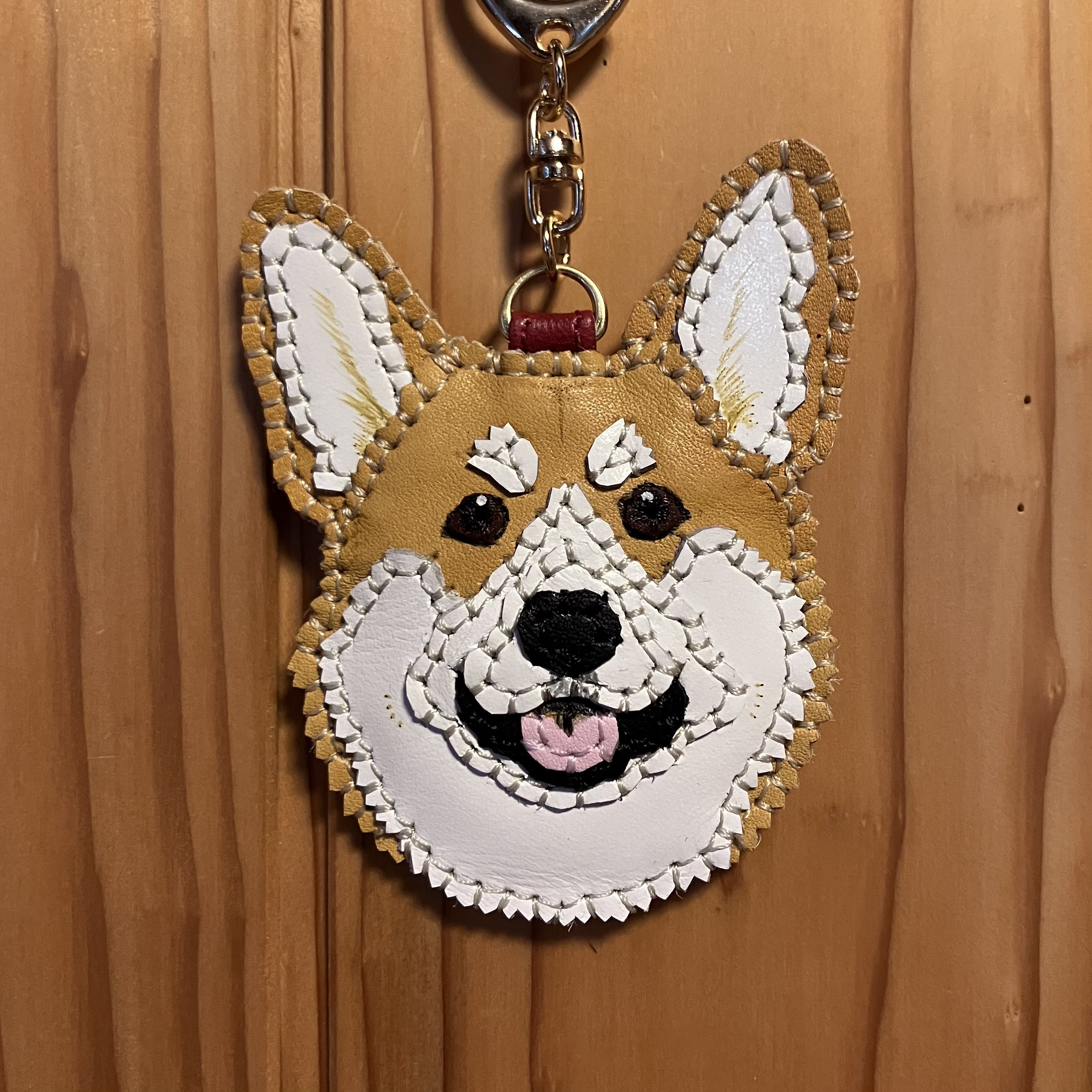 木彫りのコーギー（制作中） 懲りずにまたコーギー🐶制作中～🔨 ⁡⁡ ⁡#コーギー #コーギー犬 #木彫り