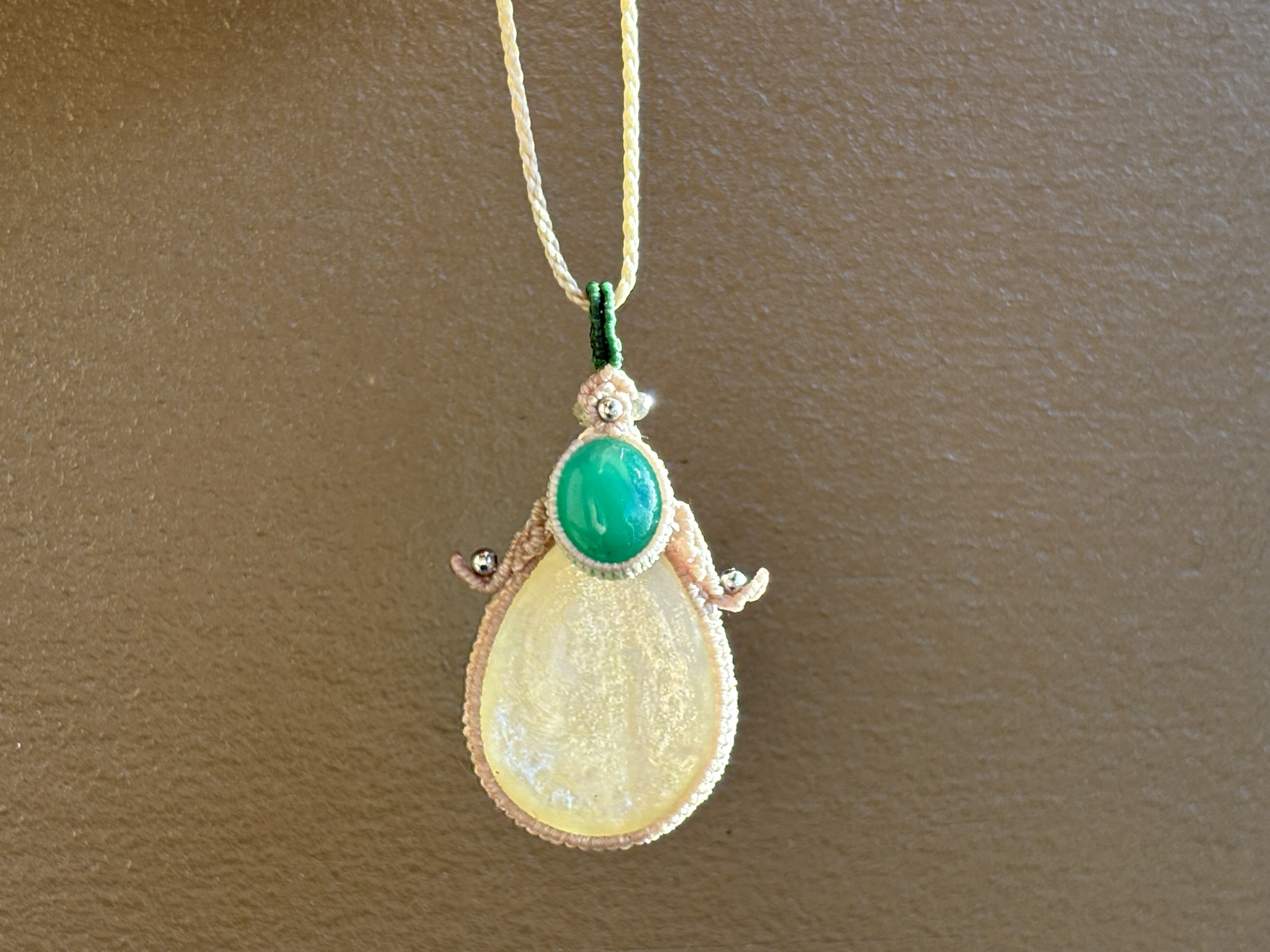 ゴールドマイカとグリーンクォーツのマクラメ編みネックレス