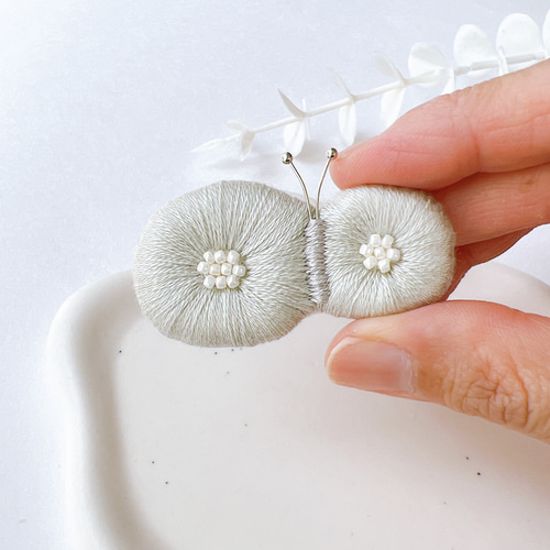 大きめちょうちょのふっくら刺繍ブローチ（緑・グリーン） ブローチ