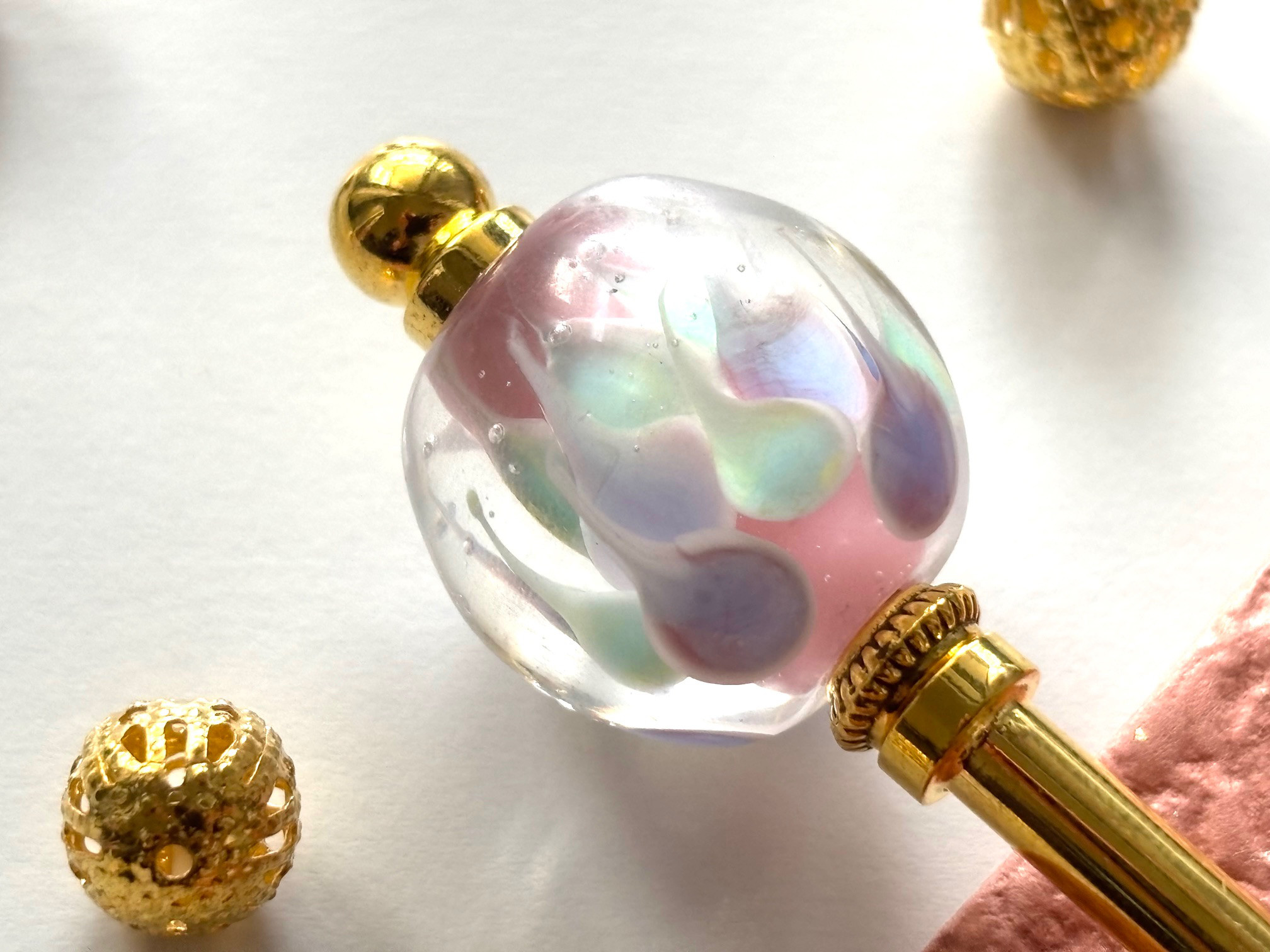 かんざし　人魚の鱗の様なとんぼ玉　ピンクパステルカラーB　一本挿し　一本簪　春夏　ゴールド　ガラス　蓮　ロータス