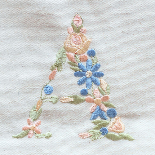 名前入り花文字刺繍ポーチで特別感を演出 おしゃれなイニシャルポーチ