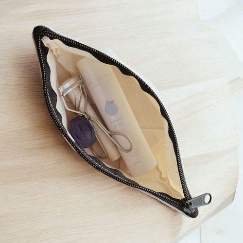 名前入り花文字刺繍ポーチで特別感を演出 おしゃれなイニシャルポーチ