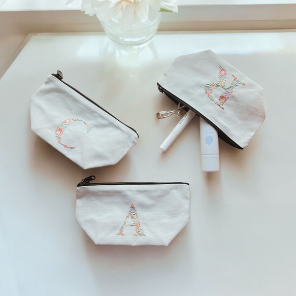 名前入り花文字刺繍ポーチで特別感を演出 おしゃれなイニシャルポーチ