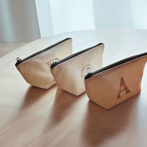 名前入り花文字刺繍ポーチで特別感を演出 おしゃれなイニシャルポーチ