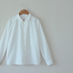 リネン100％ スタンドカラーの白ブラウス クリームパールボタン