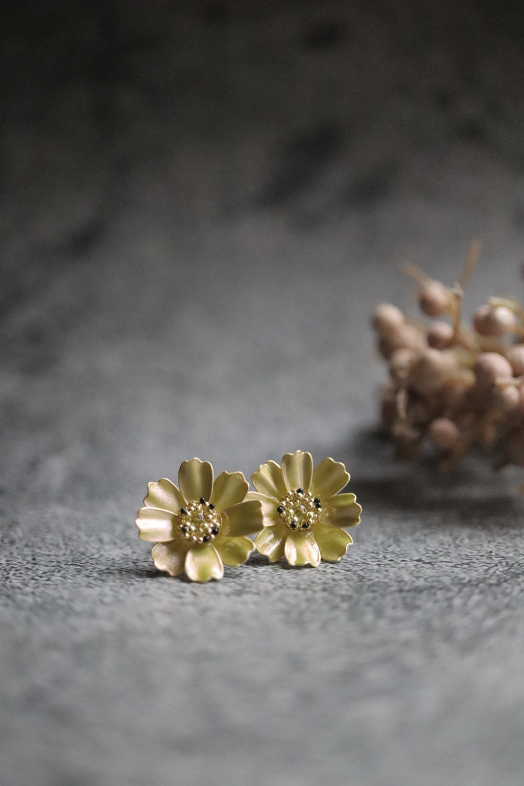 一輪のキバナコスモスピアス/イヤリング　秋桜/秋の花/スタッド型/イエロー/誕生日プレゼント