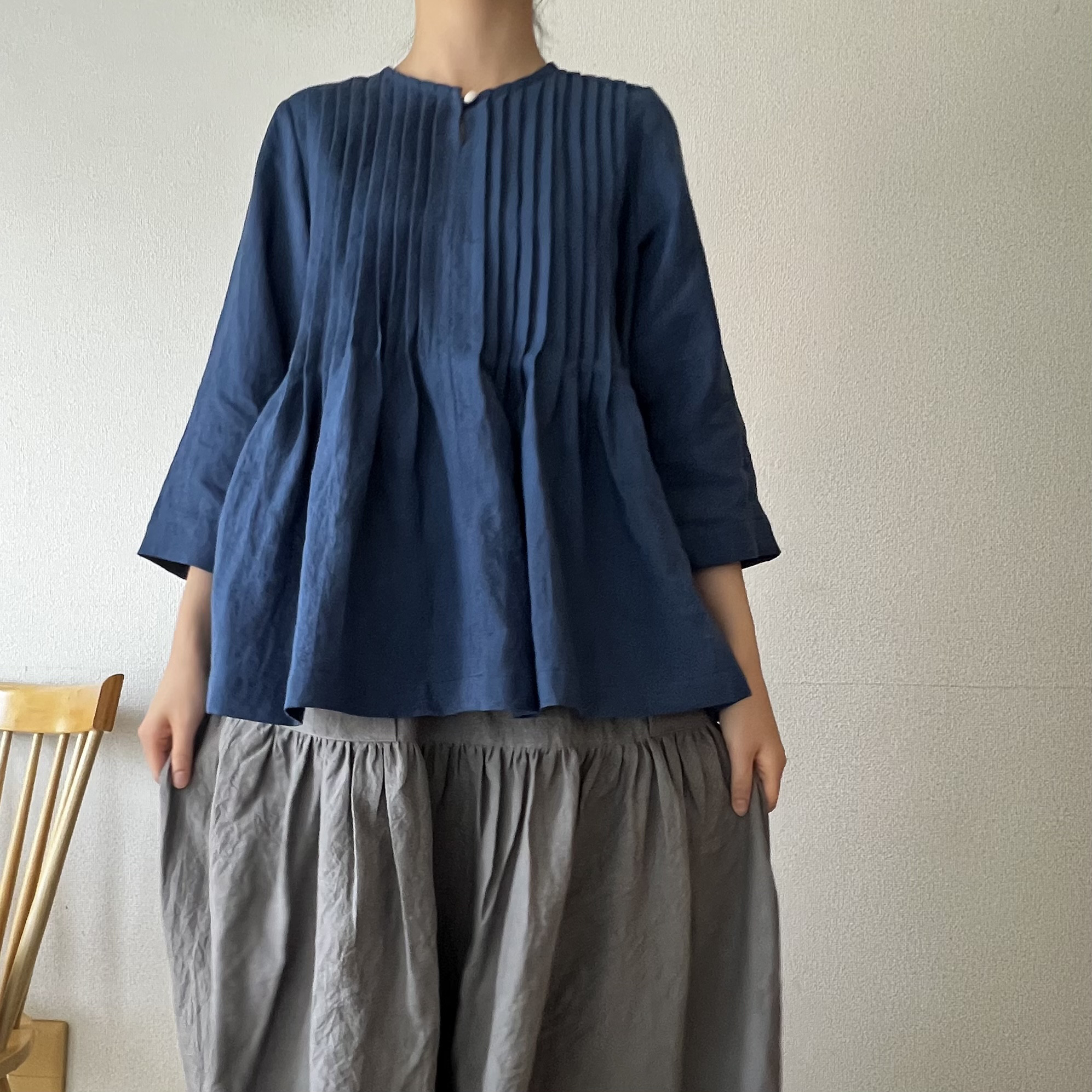ベルギーリネンのピンタックブラウス(ネイビー)