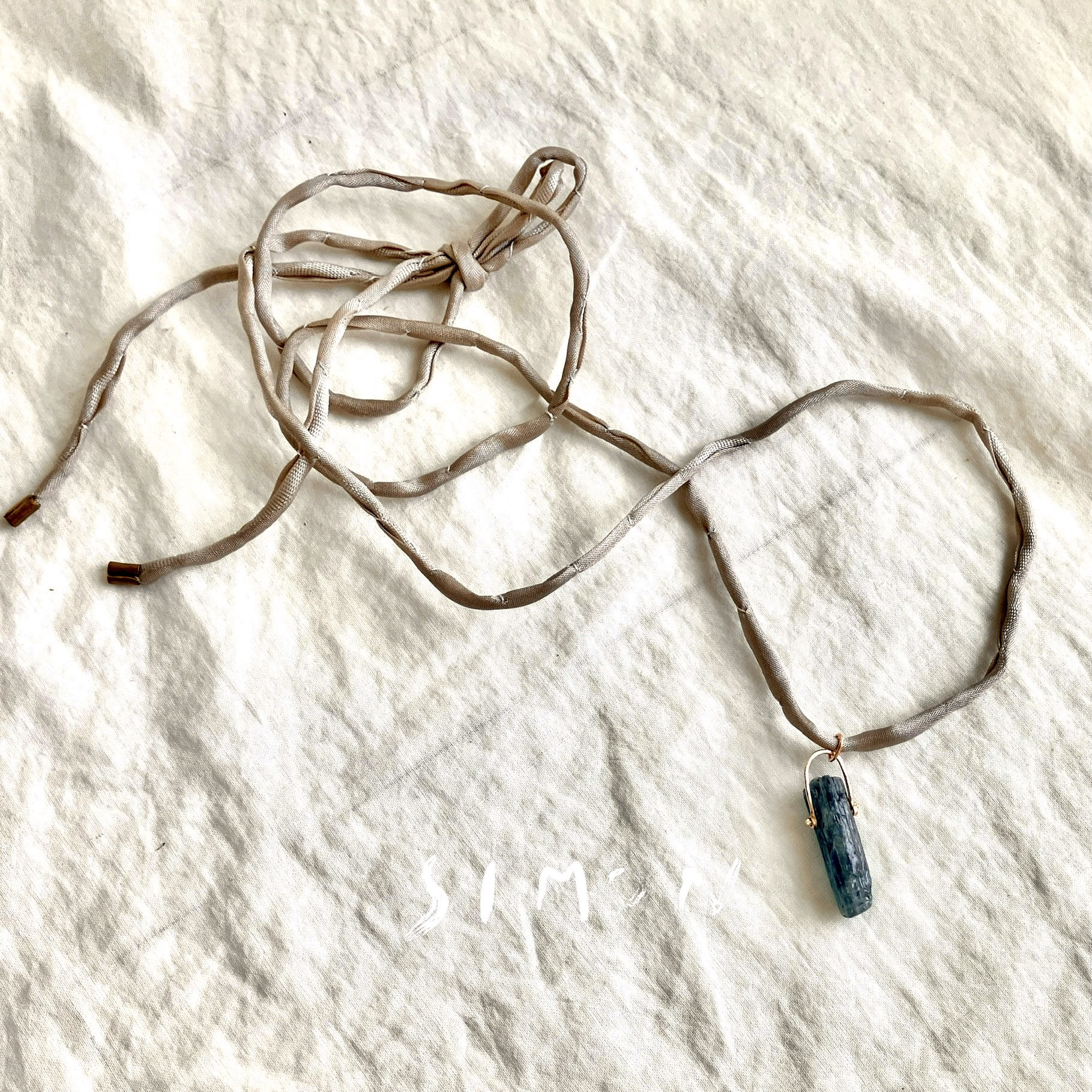 River flow 　カイヤナイト原石　シルクコードネックレス １m　１点もの