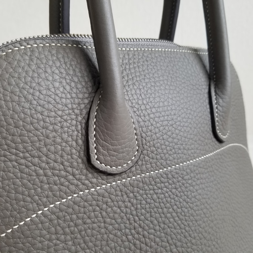 上品で可愛らしいハンドバッグ（ブガッティタイプ）』（フランス産