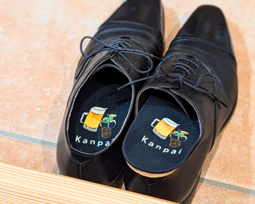 デザインインソール》靴からチラ見えするKANPAIがほっこり癒やす  