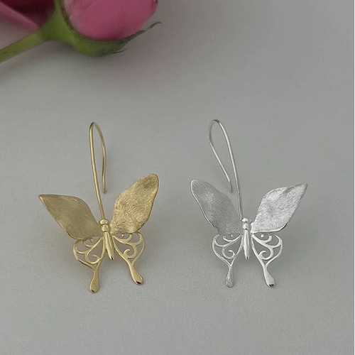 Ruff.】秋♡「落ち葉の蝶」透かし彫り蝶々 ピアス ピアス（フック