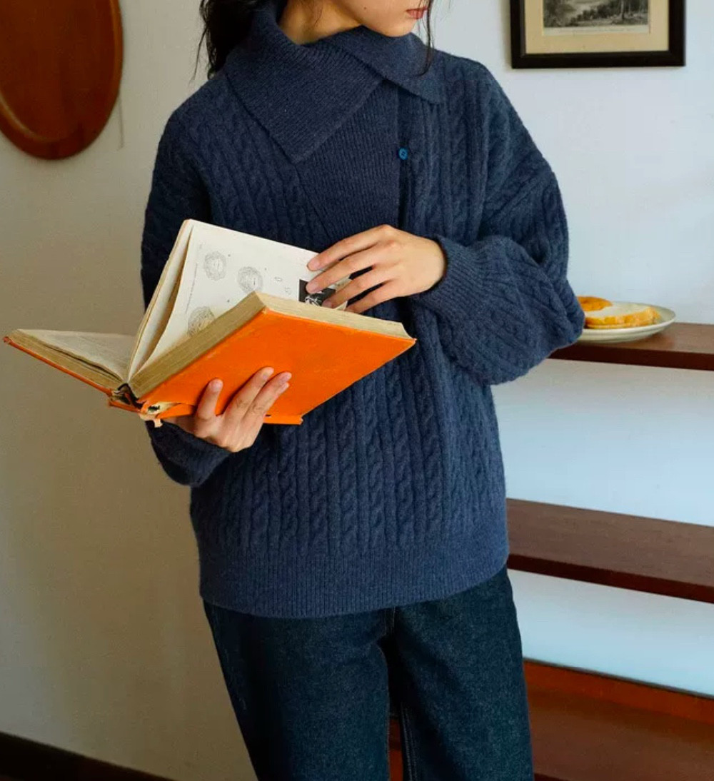 あたたかみのある編み模様　重ね襟でさりげなく差がつくニットセーター